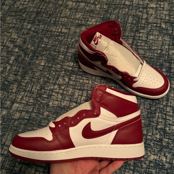 Nike Air Jordan 1 Retro High OG - Picture 2 of 8